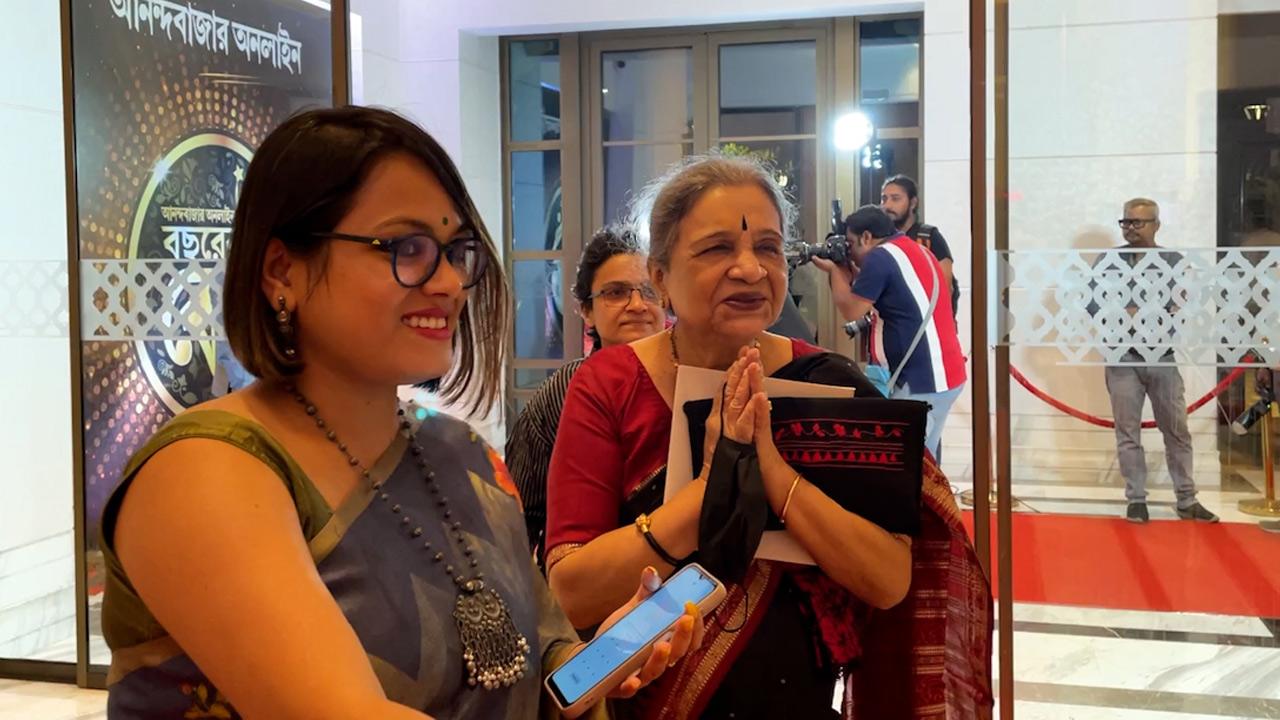 ‘বছরের বেস্ট’ অনুষ্ঠানে বুদ্ধ-জায়া ও কন্যা