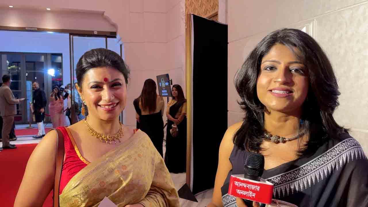 আনন্দবাজার অনলাইন টিমের সঙ্গে মুখোমুখি দেখা হয়ে খুব ভাল লাগছে: অনন্যা ভৌমিক