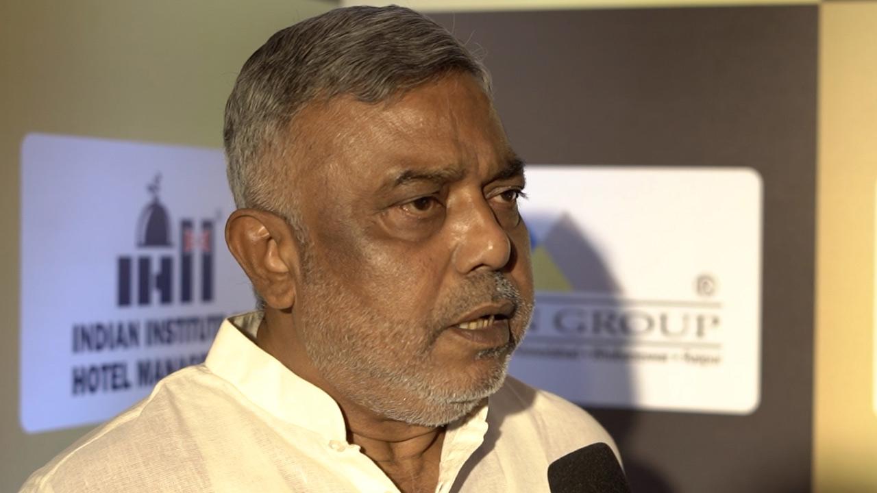 আনন্দবাজার অনলাইনে মেয়ের খবরগুলো দেখি: দেবাশিস কুমার