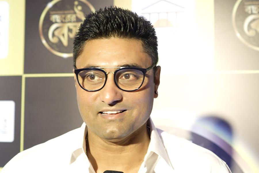 এই বিশেষ সন্ধ্যায় আমাকে আমন্ত্রণ জানানোয় আমি সম্মানিত: রণদেব বসু