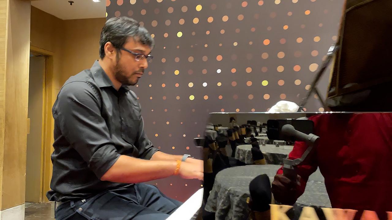 পিয়ানোর মূর্ছনায় ‘বছরের বেস্ট’ সন্ধ্যার আবাহন